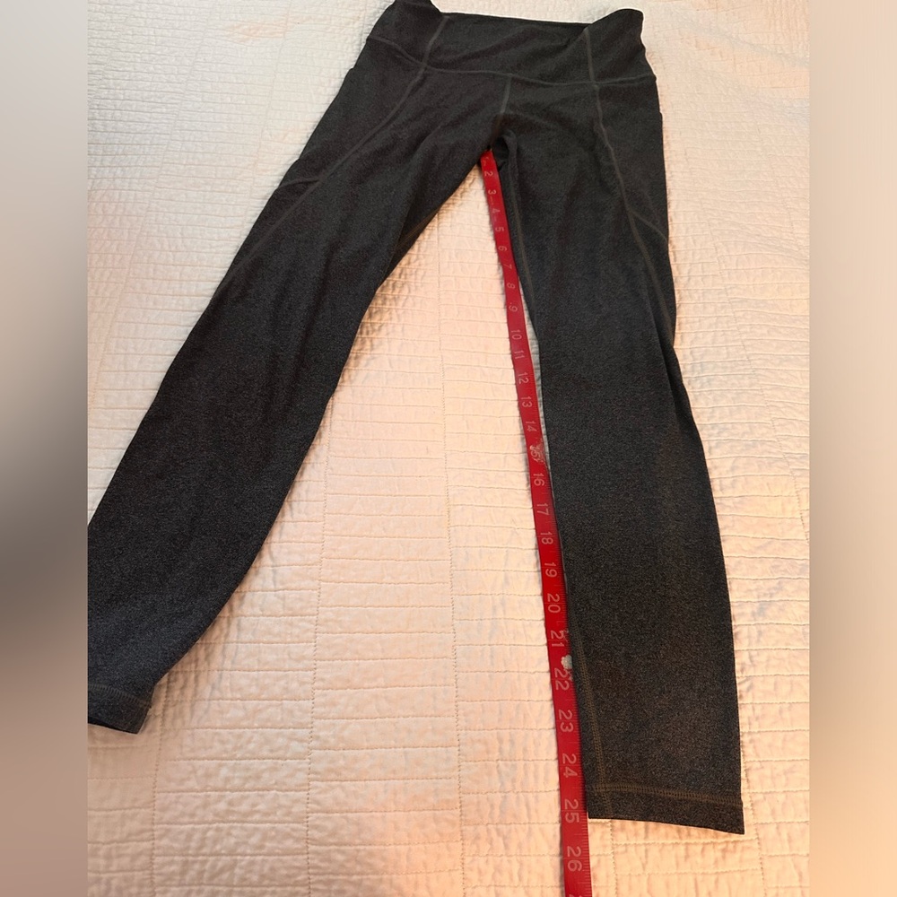 Athleta Stash Pocket Salutation 7/8 leggins